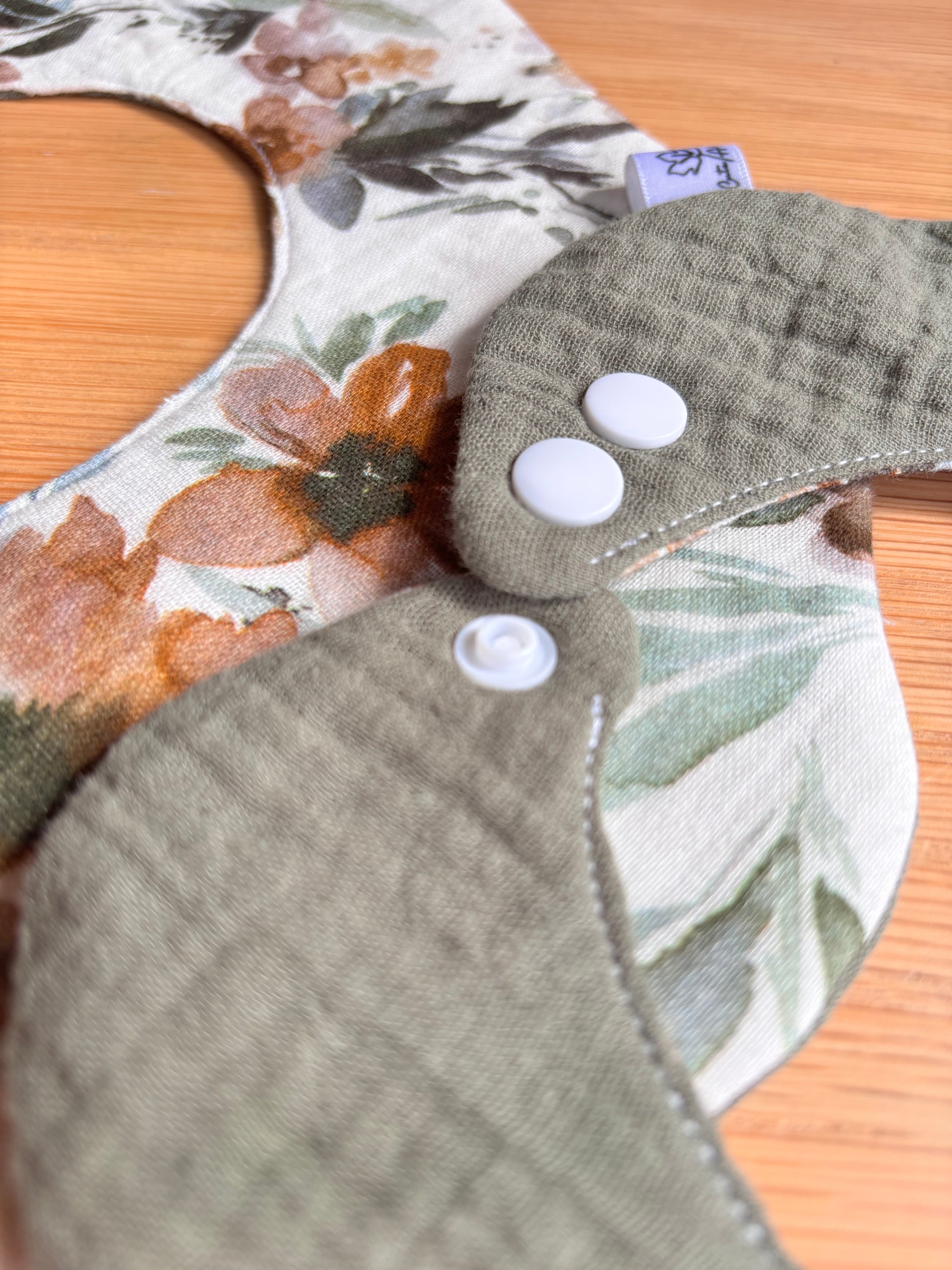 Organic cotton bib green