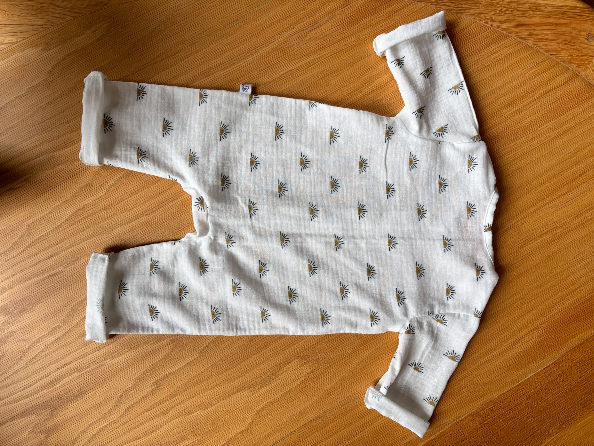 Organic cotton baby jumpsuit sun pattern